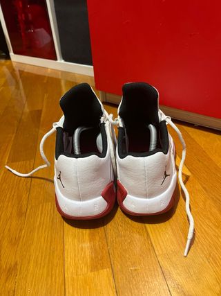 Zapatillas Jordan Blancas y Rojas