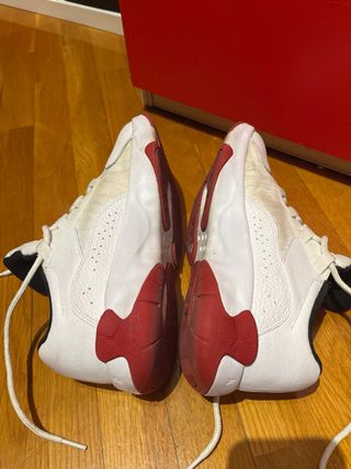Zapatillas Jordan Blancas y Rojas