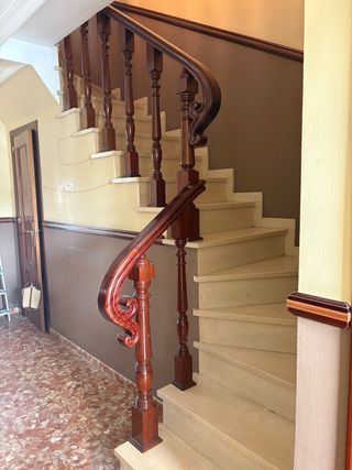 Baranda de Escalera de Madera Oscura