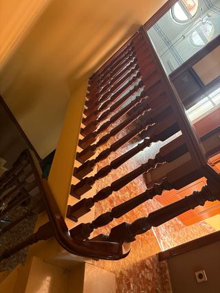 Baranda de Escalera de Madera Oscura