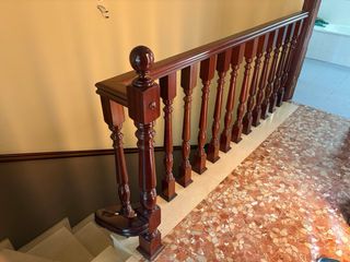 Baranda de Escalera de Madera Oscura