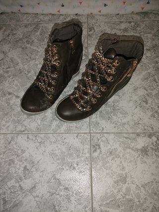 Botines Marrones con Cadena Dorada