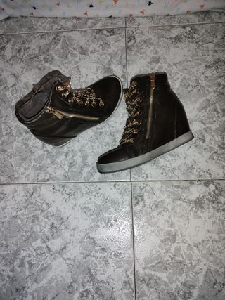 Botines Marrones con Cadena Dorada