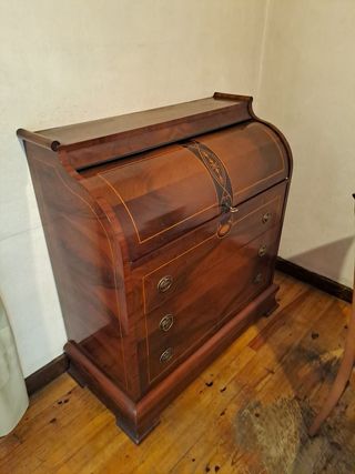 Scrivania in legno con cassetti