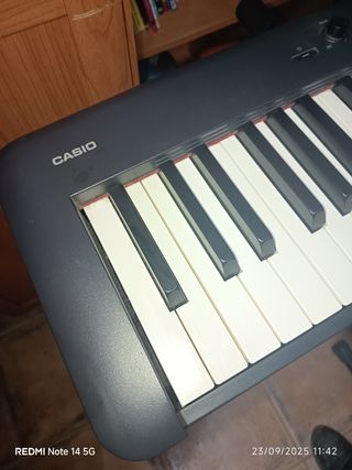 Piano Casio con soporte y banqueta