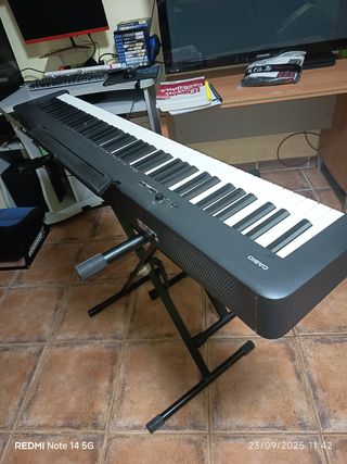 Piano Casio con soporte y banqueta