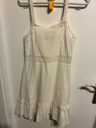 Vestido corto blanco con encaje
