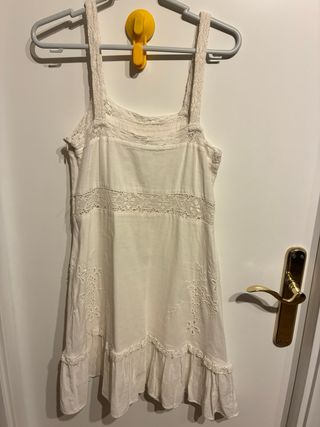 Vestido corto blanco con encaje