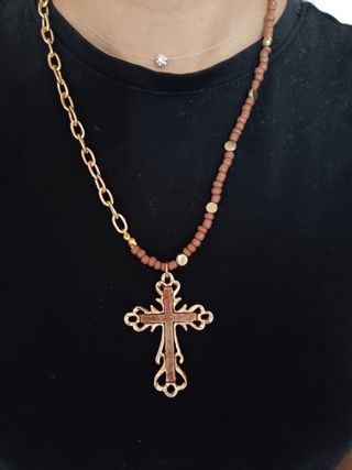 Collar con colgante de cruz
