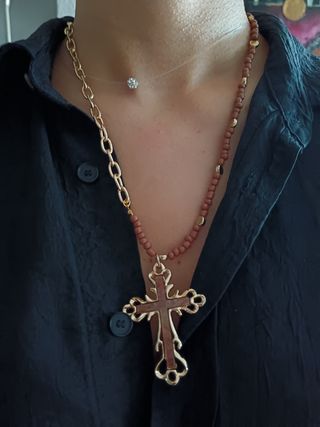 Collar con colgante de cruz