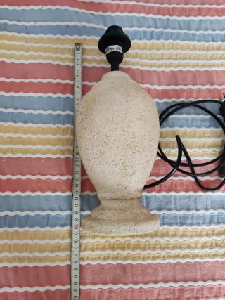 Lámpara de mesa beige y blanca