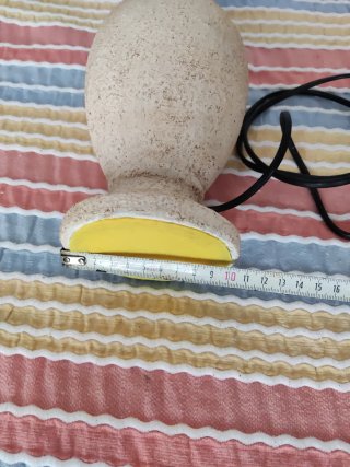Lámpara de mesa beige y blanca