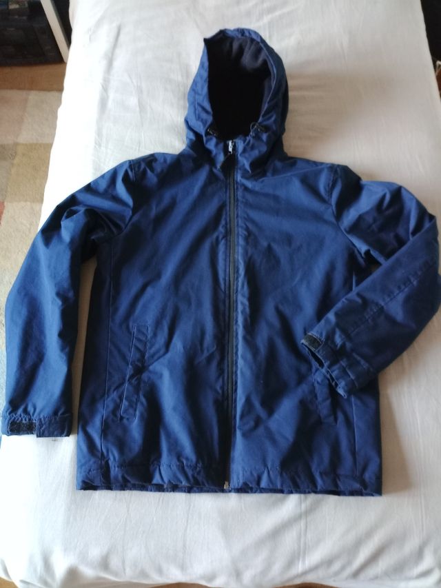 Anorak azul con capucha