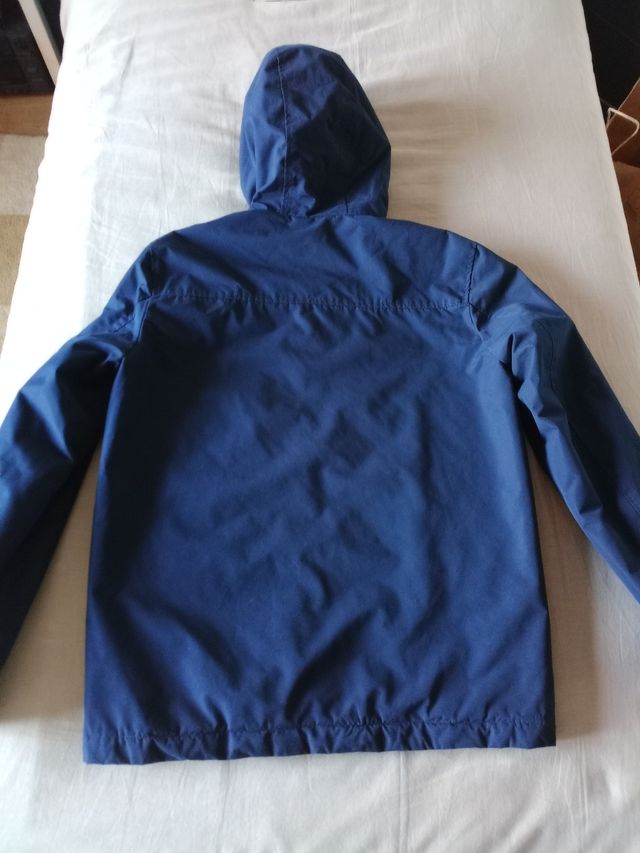 Anorak azul con capucha