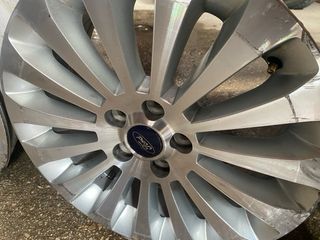3 Llantas Ford 2007