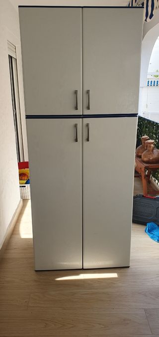 Armario blanco de 4 puertas con molduras en azul .