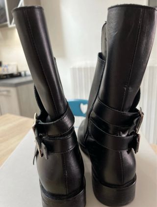 Stivaletti in pelle neri con fibbie