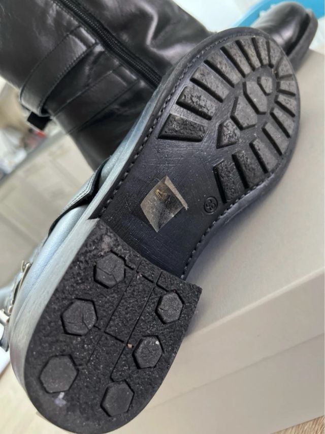 Stivaletti in pelle neri con fibbie