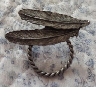 Pin para gafas con diseño de plumas