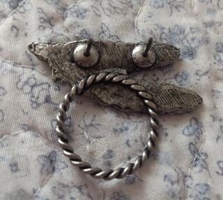 Pin para gafas con diseño de plumas