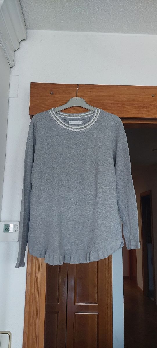 Sudadera gris con cuello plateado y dorado