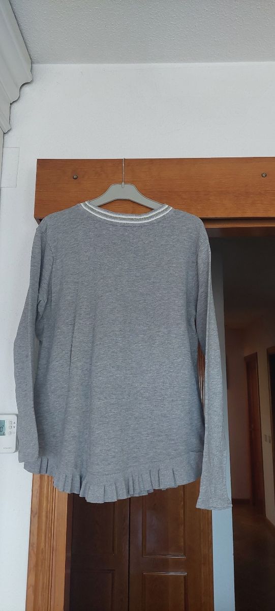 Sudadera gris con cuello plateado y dorado