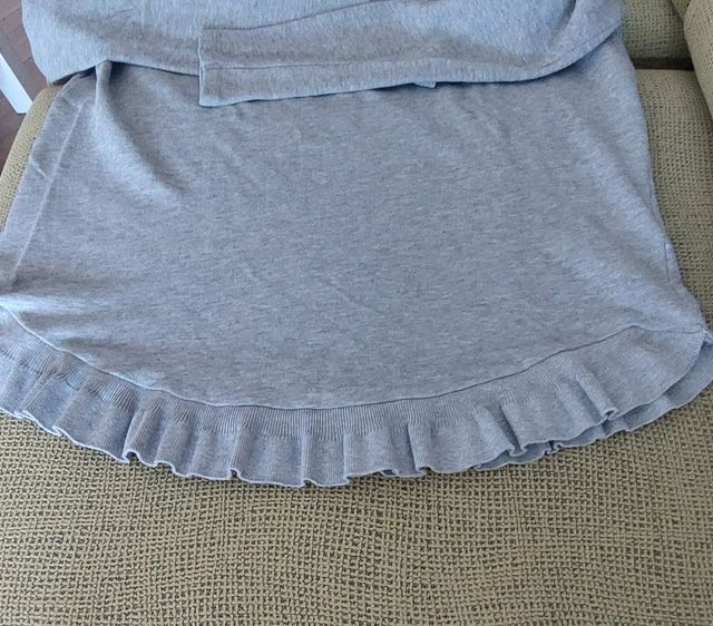 Sudadera gris con cuello plateado y dorado