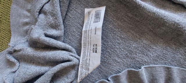 Sudadera gris con cuello plateado y dorado