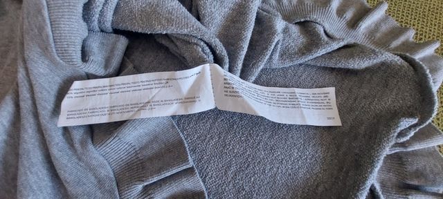 Sudadera gris con cuello plateado y dorado