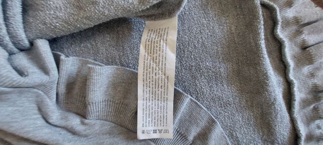 Sudadera gris con cuello plateado y dorado