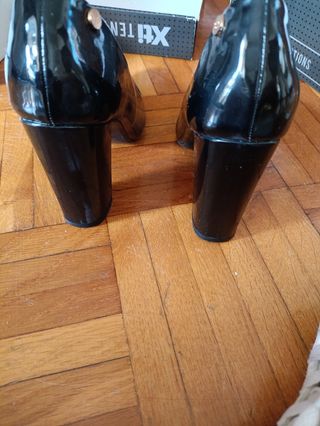 Zapatos de tacón charol negro