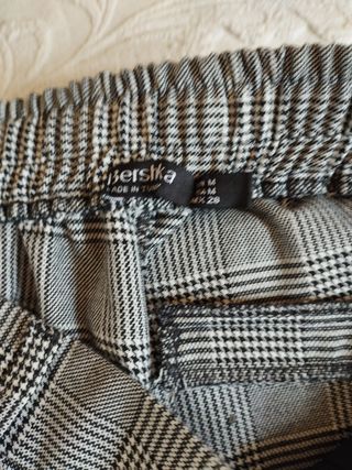 Pantalón de cuadros Bershka gris