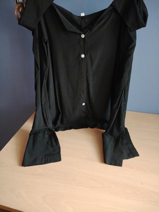 Camisa negra hombros caídos