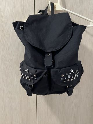 Mochila Negra con Detalles Plateados