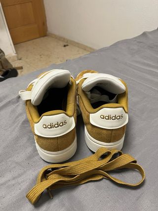 Tenis Adidas Marrones y Blancos