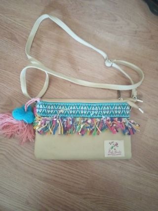 Bolso bandolera beige con flecos y pompones