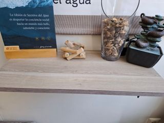 Baldas de madera clara