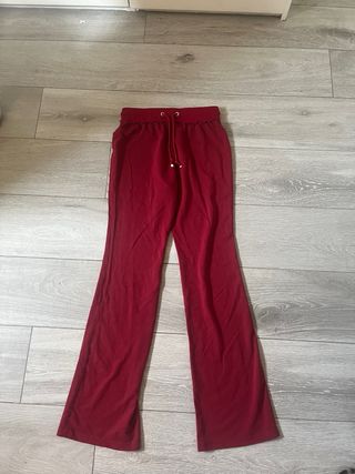 Conjunto rojo con capucha