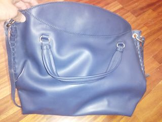 Bolso azul de mano con trenzado
