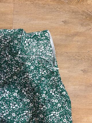 Falda corta verde con estampado floral