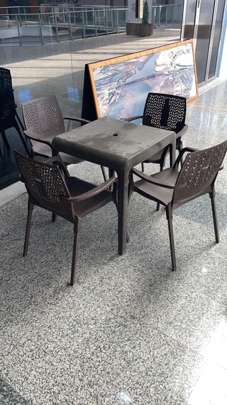 Mesa y 4 Sillas de Plástico Marrón
