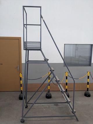 Escalera con plataforma y barandas