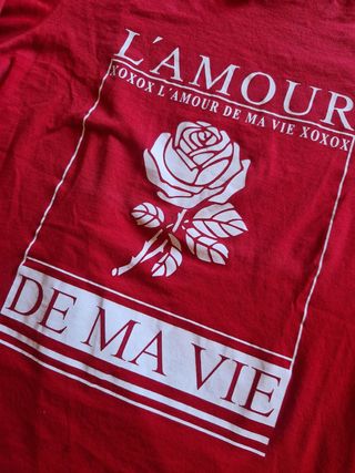 Camiseta H&M Roja con Rosa L'Amour