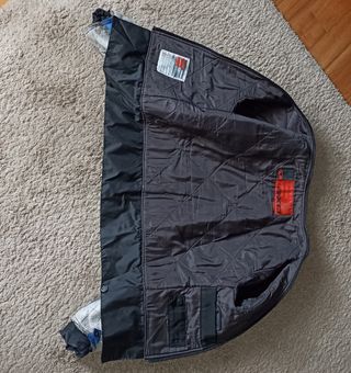 Chaqueta de moto AXO azul y negra.