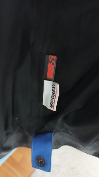 Chaqueta de moto AXO azul y negra.