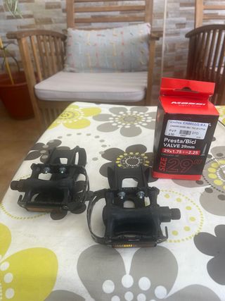 Pedales y cámara de bicicleta 29