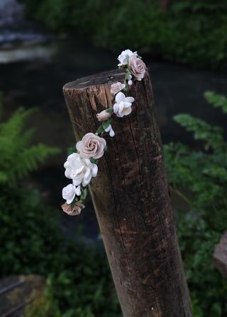 Corona de flores blanca y beige (topo)