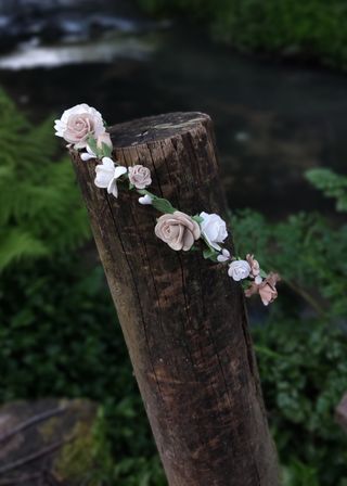 Corona de flores blanca y beige (topo)