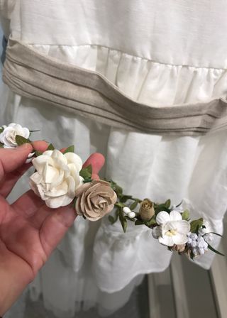 Corona de flores blanca y beige (topo)