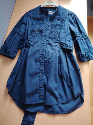 Blusa Larga Entallada Azul de manga francesa.